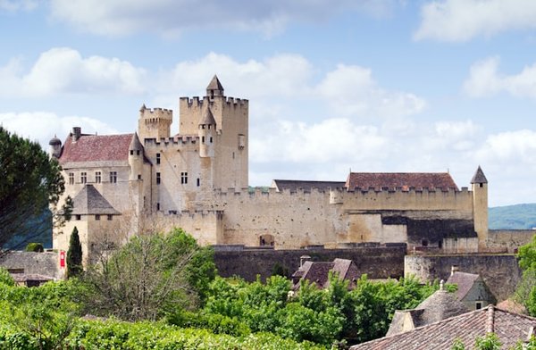 Découverte du mystérieux château de Commarque en Dordogne